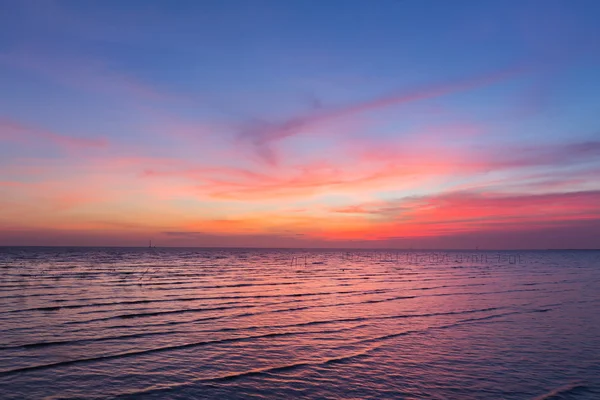 后海海岸上空的夕阳的天空 — 图库照片