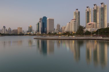 Bangkok şehir ofis binası Twilight sırasında yansıması