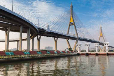 Mega Bangkok asma köprü mavi gökyüzü ile