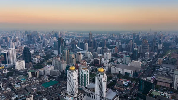 Панорамный вид с воздуха на центр города — стоковое фото