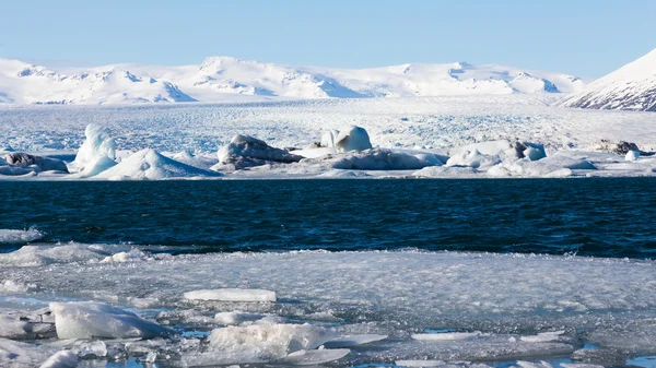 Ice-tó felett Jakulsarlon jeges téli, Izland — Stock Fotó