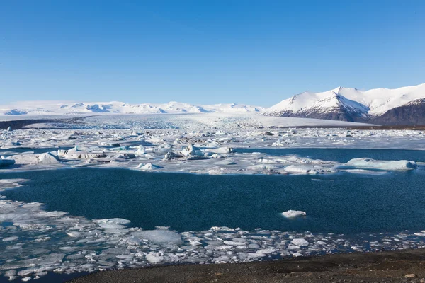 Jakulsarlon lagun med klart blå himmel i vinter — Stockfoto