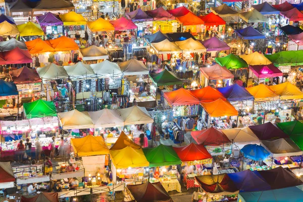 Vista superior colorido sobre el mercado de fin de semana por la noche — Foto de Stock