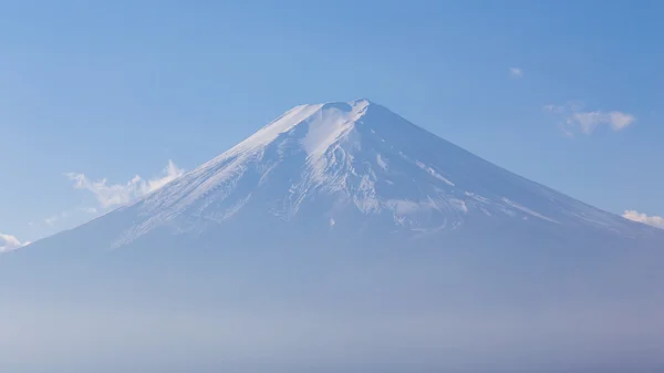 Gros plan Couverture neigeuse du mont Fuji avec ciel bleu clair — Photo