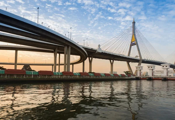 Ponte sospeso attraversare il fiume Bangkok — Foto Stock