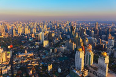 Havadan görünümü şehir şehir merkezinde ile açık mavi gökyüzü