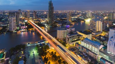 Havadan görünümü şehir şehir Köprüsü nehir kavisli çapraz