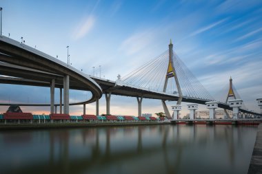 Mavi gökyüzü bulut hareket ile ikiz süspansiyon waterfront
