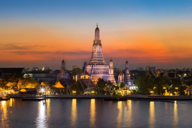 Gün batımı, Arun Tapınağı waterfront sonra dramatik alacakaranlık arka plan