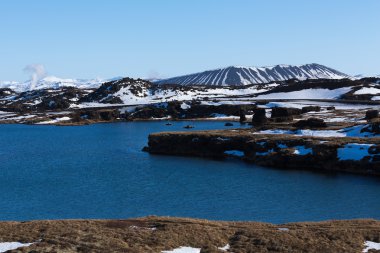 Yerel İzlanda yanardağ ile açık mavi gökyüzü
