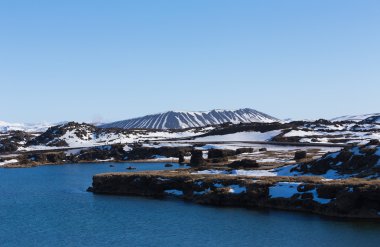 Volkan ve açık mavi gökyüzü ile İzlanda doğal peyzaj