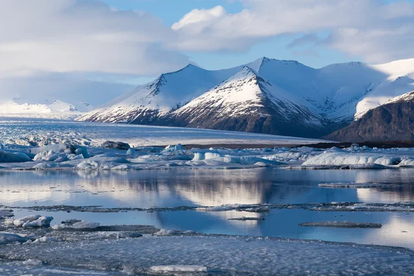 Jakulsarlon lagun med mountain bakgrund, naturliga landskap, under vårvintern Islands — Stockfoto