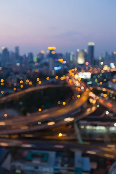 Şehir yol kavşak üzerinde bulanık bokeh ışıkları — Stok fotoğraf