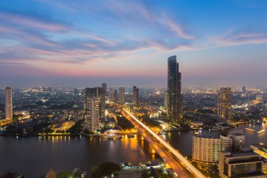 Güzel gökyüzü günbatımı, havadan görünümü şehir şehir ve Bangkok ana nehir üzerinde sonra