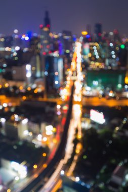 Gece bokeh şehir şehir merkezindeki yol kavşak bulanık