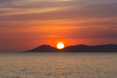 Günbatımı sahil manzarası üzerinde