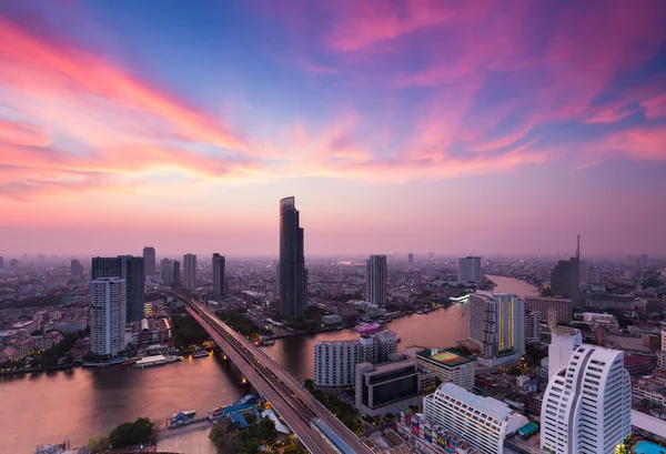 Vista aérea na cidade Rio Bangkok curvo com céu dramático — Fotografia de Stock