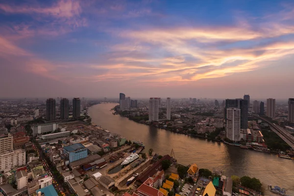 Cielo drammatico dopo il tramonto sul fiume principale di Bangkok curvo — Foto Stock