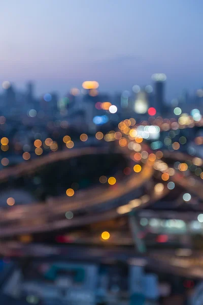 夜ボケ ダウン タウンの交換高速道路と都市をライトします。 — ストック写真