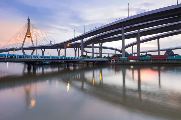 Dopo il tramonto sul ponte sospeso collegarsi allo svincolo autostradale — Foto Stock