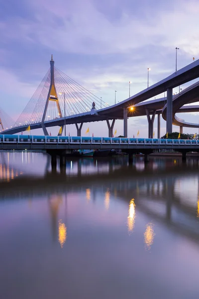 Ponte sospeso fronte fiume e riflessione — Foto Stock