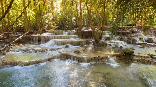 Belle cascade de forêt profonde dans le parc national de la Thaïlande — Photo