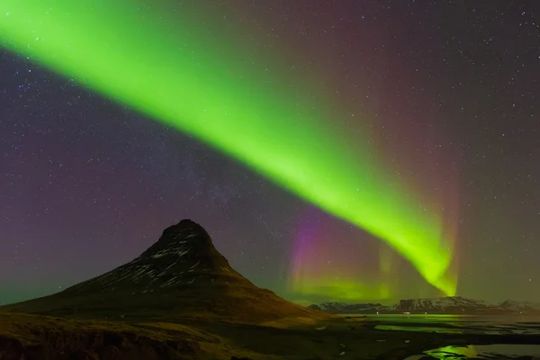 Kirkjufell montaña con hermosas luces del norte y totalmente de estrella vista nocturna, Islandia —  Fotos de Stock