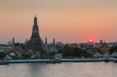 Günbatımı Arun tapınak Nehri ön üzerinde