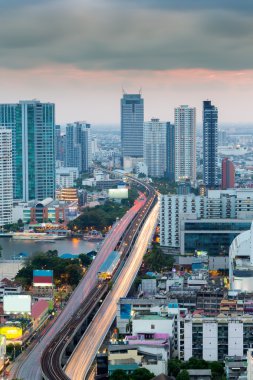 Uzun pozlama şehir şehir merkezindeki yol ana nehir çapraz