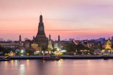 Arun Tapınağı waterfront üzerinde güneş battıktan sonra güzel gökyüzü