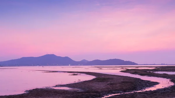 Doğal göl, dağ arka plan üzerinde güneş battıktan sonra dramatik gökyüzü — Stok fotoğraf