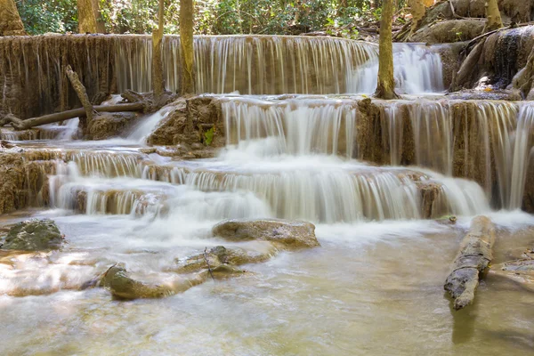 Flere lag vandfald i dyb skov nationalpark i Thailand - Stock-foto