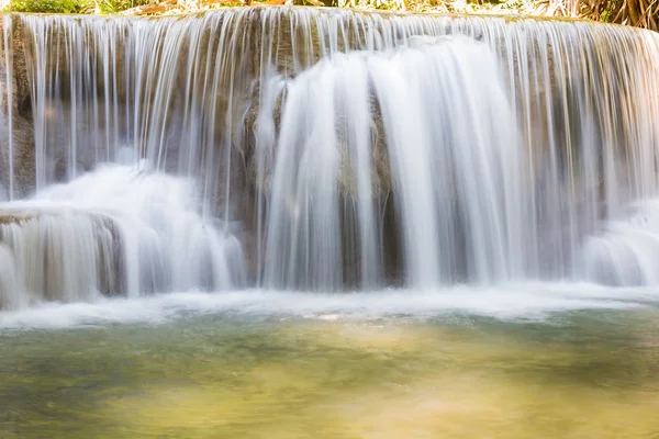 Nära håll stream vattenfall i tropiska deep forest national park — Stockfoto