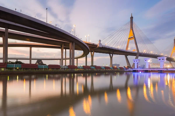 Crepúsculo, puente colgante conectan a la orilla elevada de la carretera — Foto de Stock