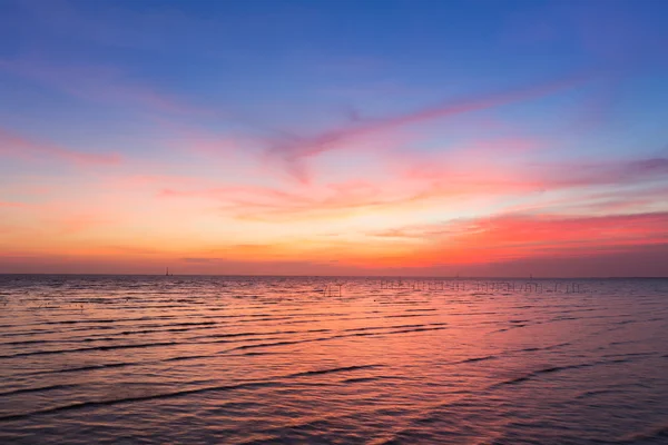 Schöner Himmel nach Sonnenuntergang über der Küste, natürlicher Hintergrund — Stockfoto
