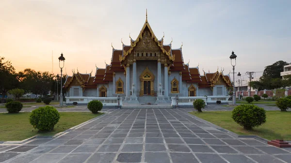 Marmeren tempel na zonsondergang — Stockfoto