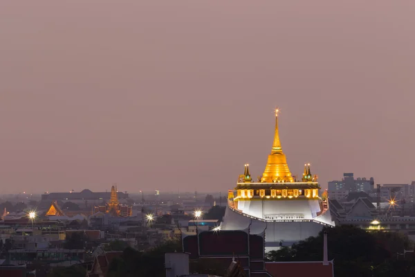 Altın dağ tapınak gece görünümü — Stok fotoğraf
