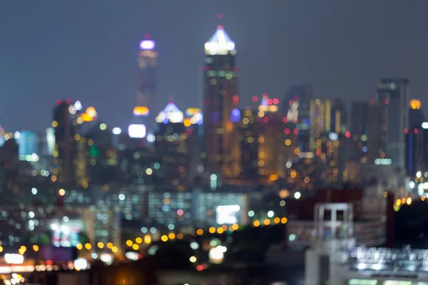 Розмитий боке запалює нічний краєвид міста — стокове фото