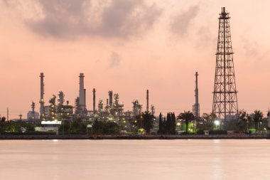 Petrol rafinerisi riverfront