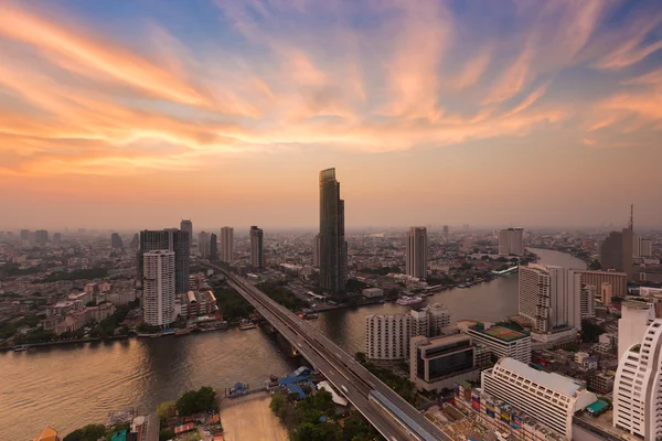 Schöner Himmel über Bangkok Fluss gekrümmt — Stockfoto