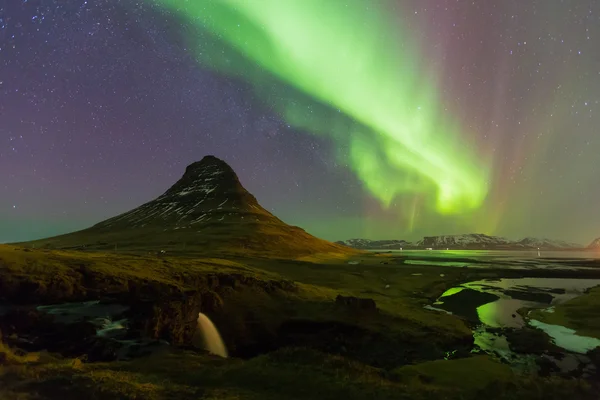 Kirkjufell yanardağ üzerinde Kuzey ışıkları