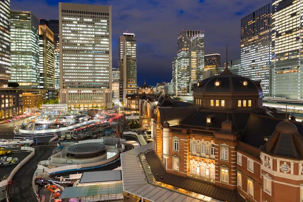 Tokyo, japanischer Bahnhof im Stadtbild — Stockfoto