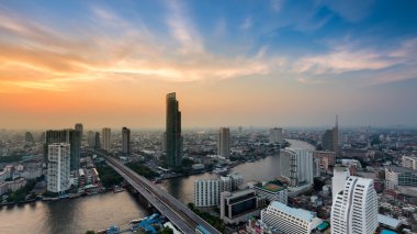 Şehir şehir nehir ile dramatik gökyüzü kavisli