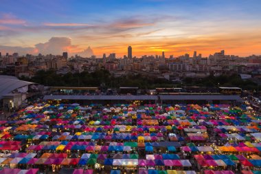 Gece Bangkok bit pazarı üzerinde güneş battıktan sonra güzel gökyüzü