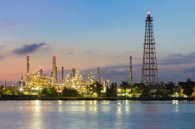 Petrol rafinerisi alacakaranlık sırasında ön Nehri