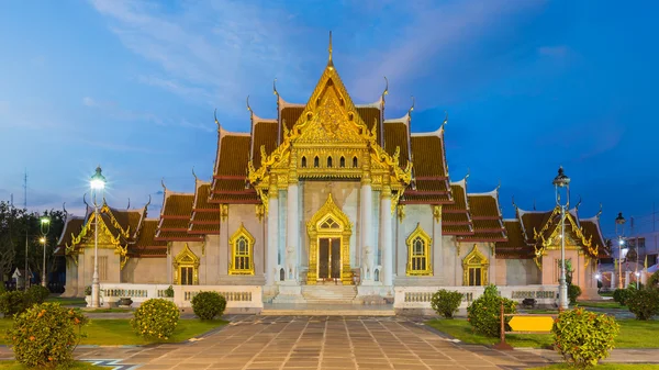 Templo de mármore no crepúsculo — Fotografia de Stock