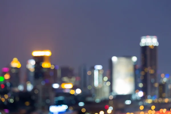 Luces bokeh borrosas nocturnas, edificio de oficinas de la ciudad —  Fotos de Stock