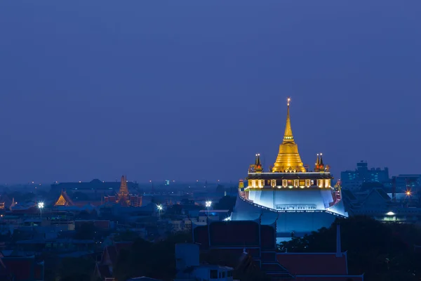 Crepúsculo sobre Golden Mountain Temple — Foto de Stock