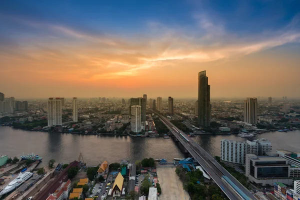 By downtown flod buet med dramatisk himmel efter solnedgang - Stock-foto