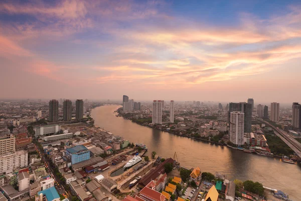 Fluss gebogen in der Innenstadt mit Schönheit des Himmels nach Sonnenuntergang — Stockfoto